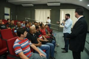 Imagem da notícia - Governo do AM oferece cursos de requalificação para tirar limpadores de para-brisas das ruas