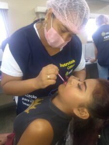Imagem da notícia - Cetam, em parceria com Sejusc, oferece penteados e maquiagem a debutantes