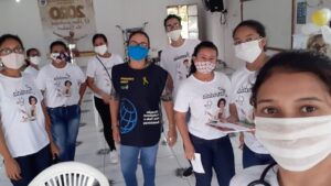 Imagem da notícia - Alunos do curso Atendente de Farmácia aferem pressão arterial e aula prática