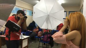 Imagem da notícia - Sala de aula vira mini estúdio para sessão de fotos