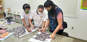 Imagem da notícia - Aulas resultam em belas bolsas e nécessaires artesanais