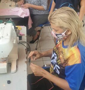 Imagem da notícia - Alunas realizam prática de corte e costura