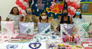 Imagem da notícia - Turma de Artesanato com fitas expõe peças no último dia do curso